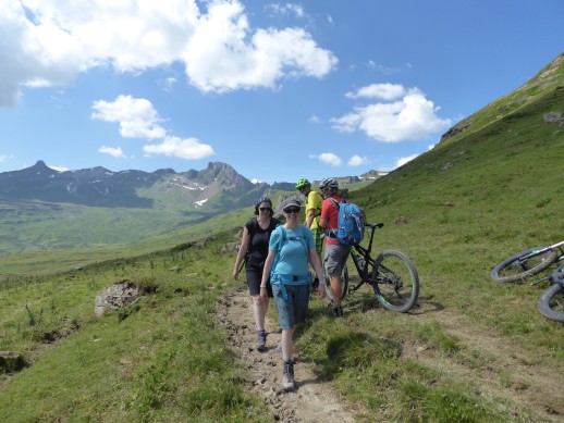 Wandern und Mountainbiken - Koexistenz oder Entflechtung? Ein neues Merkblatt enthält Empfehlungen für die Planung (Foto: SchweizMobil)