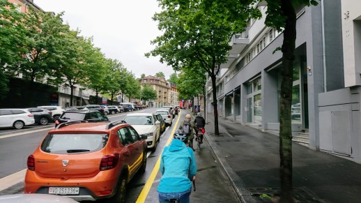 Umgestaltung von Schrägparkplätzen zu einem provisorischen Veloweg in Lausanne (Foto: P. Kormann)