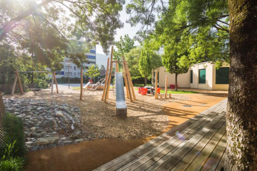 Réalisé en 2019, le préau de l'école enfantine de la Blancherie à Sion est devenu un oasis au coeur du quartier (photo: Ville de Sion)
