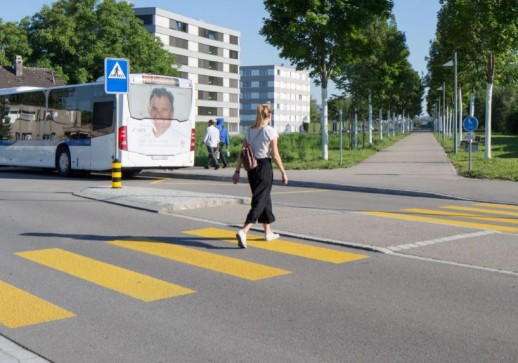 Una fermata dell'autobus a Opfikon ZH facilmente raggiungibile a piedi (Foto: Fussverkehr Schweiz)
