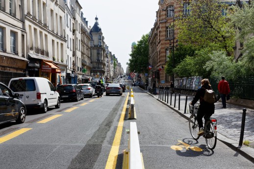 Aménagement cyclable temporaire à Paris (Photo : Henri Garat)