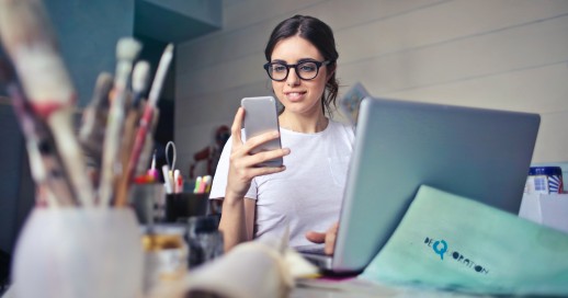 Molte persone attive professionalmente hanno sviluppato un atteggiamento più positivo verso forme di lavoro mobili e flessibili a seguito della pandemia (Foto: Unsplash)