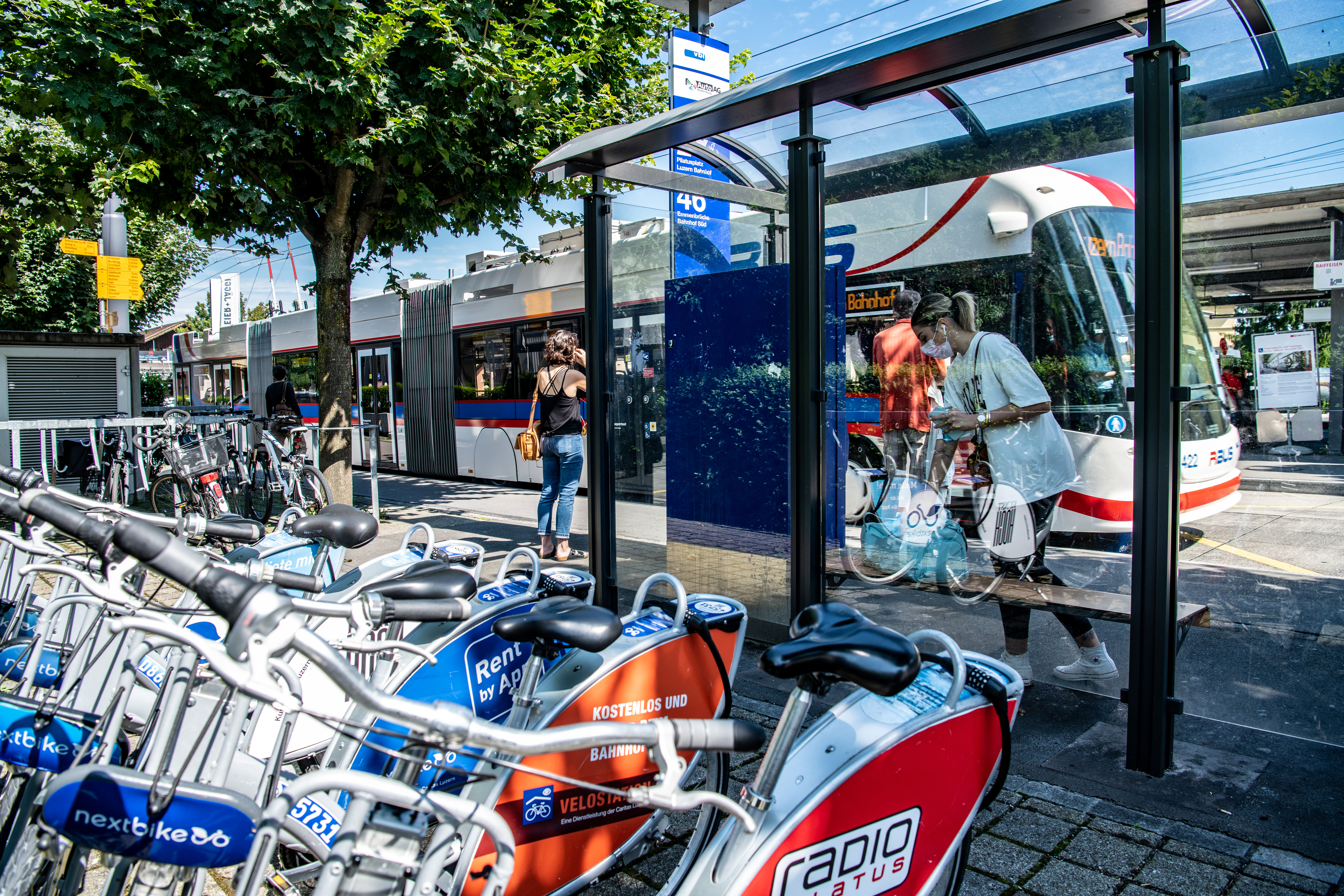 L'interface multimodale d'Emmenbrücke : les courtes distances entre le bus, le train et le vélo de location rendent le changement de mode de transport plus attractif (photo : Marion Nitsch, ARE) 