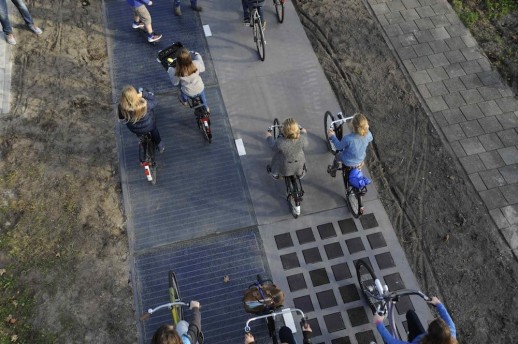 Des panneaux solaires peuvent être intégrés dans la chaussée des chemins de mobilité douce, comme ici à Krommenie, aux Pays-Bas (Photo: SolaRoad)