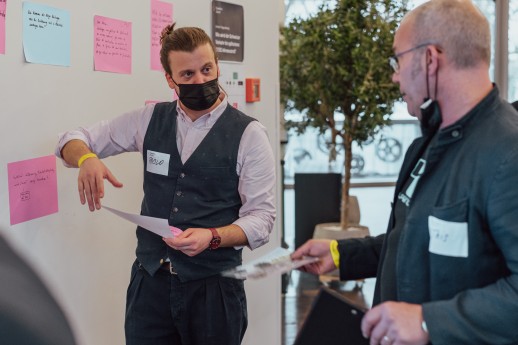 Durant le Policy Sprint, les participant.es réfléchissent à des propositions de mesures pour réduire l’impact carbone des transports publics en Suisse (photo: Expédition Futur) 