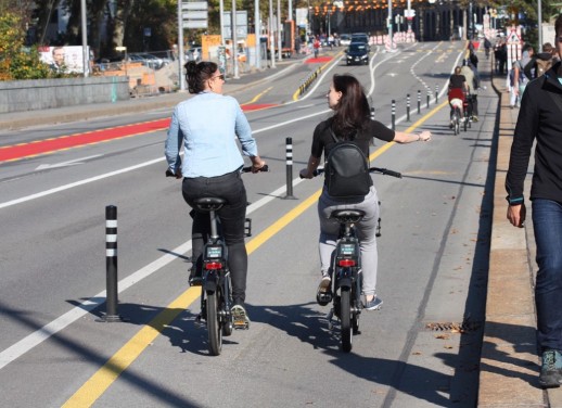 Geschützter Radstreifen auf der Berner Lorraine Brücke (Foto: Berner Veloagenda) 