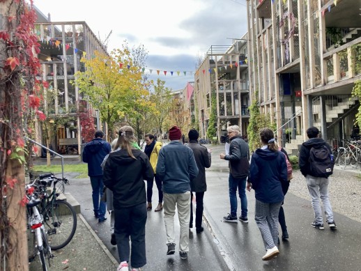 Des vélos partout où c'est possible : Le lotissement Huebergasse à Berne, à stationnement réduit, travaille à optimiser son fonctionnement (photo : Mobilservice)