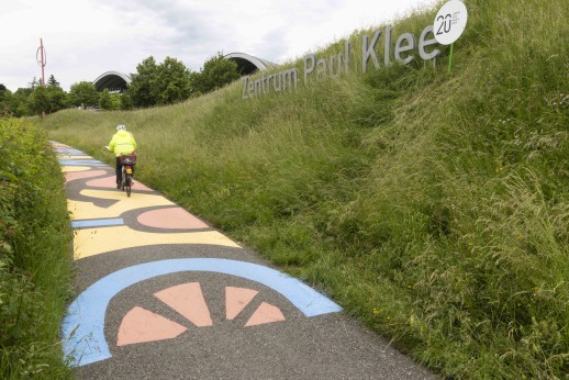 Dans le cadre du WEURO 2025, Berne a embelli ses pistes cyclables avec des peintures colorées (photo : Marco Zanoni/ville de Berne)