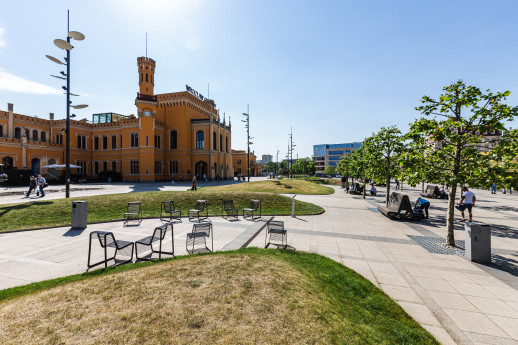 Ein Bahnhofplatz soll zum Warten und Verweilen einladen sowie den Fussverkehr priorisieren (Foto: QIMBY)