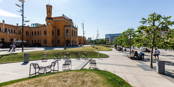 Una piazza della stazione dovrebbe invitare ad trascorre l'attesa e a soffermarsi, oltre a dare priorità ai pedoni (Foto: QIMBY)