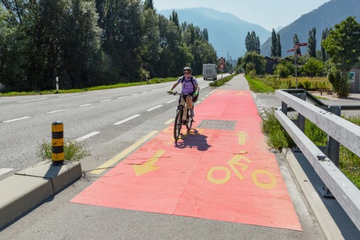 Triplicare la quota modale di spostamenti in bicicletta e a piedi nel Vallese: strategia cantonale Mpbilità ciclopedonale 2040. Foto: Servizio Mobilità, Cantone del Vallese / ©Lindaphoto