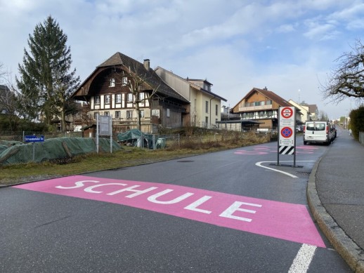 Könitz : rue scolaire décorée avec la participation des élèves.