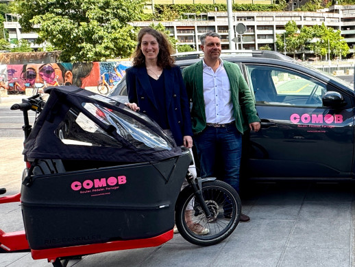 La coopérative genevoise COMOB favorise une mobilité durable et solidaire en mettant à disposition aux habitantes et habitants de quartier un accès à des véhicules partagés. (photo : Tribune de Genève)