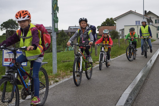 Die Velobus-Initiative des VCS fördert das Velofahren unter optimalen Sicherheitsbedingungen. (Foto: Corinne Aeberhard, 2020)