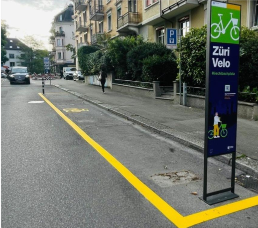 Nouvelle borne et nouveau marquage pour les stations de bikesharing à Zürich lors de la phase de test. (Source : Nicola Kugelmeier)